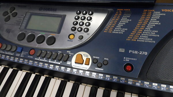 Dan organ Yamaha PSR 270 3